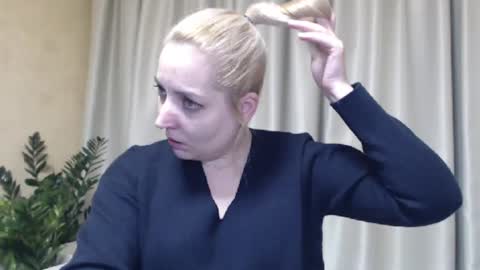 Snapshot of ohsweetmari chatting on January 22, 6:31 pm Mari online show from January 22, 6:31 pm