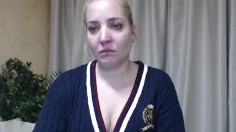 Snapshot of ohsweetmari chatting on January 15, 11:41 pm Mari online show from January 15, 11:41 pm