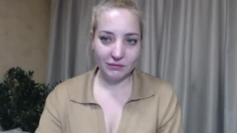 Snapshot of ohsweetmari chatting on January 18, 12:09 pm Mari online show from January 18, 12:09 pm