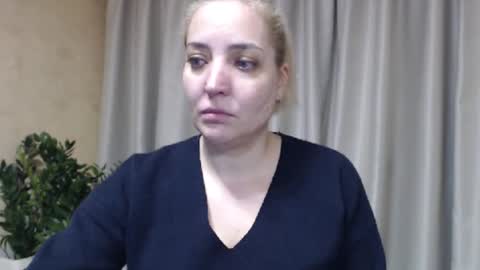 Snapshot of ohsweetmari chatting on January 19, 12:14 am Mari online show from January 19, 12:14 am