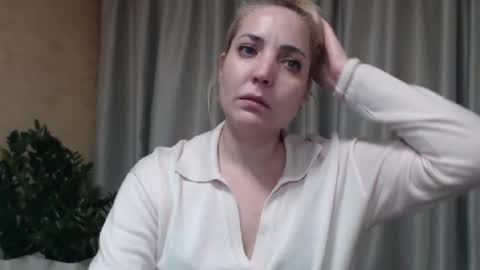 Snapshot of ohsweetmari chatting on January 31, 7:11 pm Mari online show from January 31, 7:11 pm