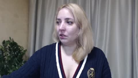 Snapshot of ohsweetmari chatting on February 1, 10:36 am Mari online show from February 1, 10:36 am