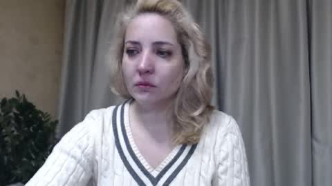 Snapshot of ohsweetmari chatting on February 4, 4:18 am Mari online show from February 4, 4:18 am