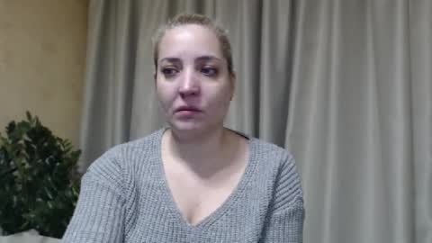 Snapshot of ohsweetmari chatting on February 5, 9:52 pm Mari online show from February 5, 9:52 pm