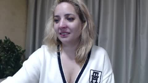 Snapshot of ohsweetmari chatting on February 8, 2:59 am Mari online show from February 8, 2:59 am