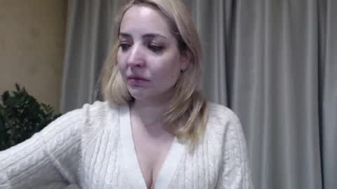 Snapshot of ohsweetmari chatting on February 8, 10:13 pm Mari online show from February 8, 10:13 pm