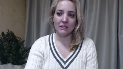 Snapshot of ohsweetmari chatting on February 11, 3:39 pm Mari online show from February 11, 3:39 pm