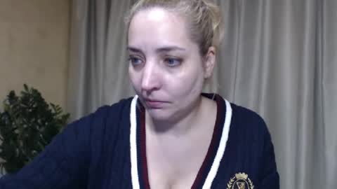 Snapshot of ohsweetmari chatting on February 12, 10:54 am Mari online show from February 12, 10:54 am