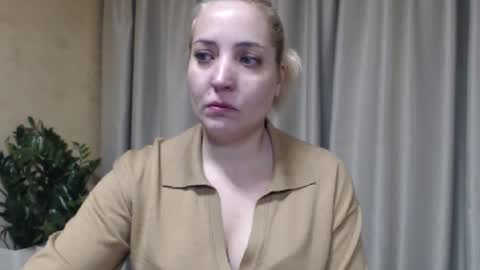 Snapshot of ohsweetmari chatting on February 19, 5:42 pm Mari online show from February 19, 5:42 pm