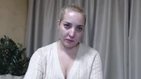 Snapshot of ohsweetmari chatting on February 20, 6:52 pm Mari online show from February 20, 6:52 pm