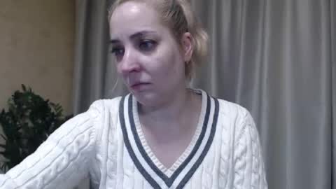 Snapshot of ohsweetmari chatting on February 21, 12:06 pm Mari online show from February 21, 12:06 pm