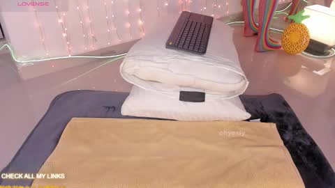 ohyesly_ online show from January 9, 10:07 am