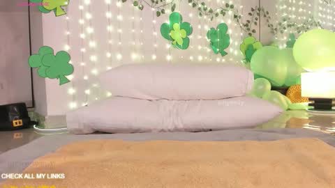 ohyesly_ online show from March 7, 10:23 am