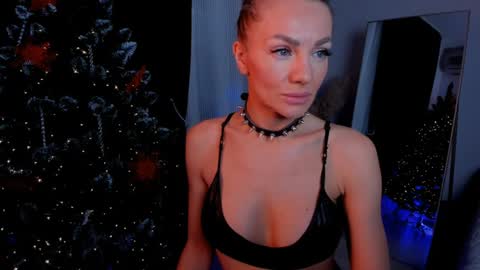 Snapshot of oliva_candy chatting on January 4, 6:19 am oliva_candy online show from January 4, 6:19 am
