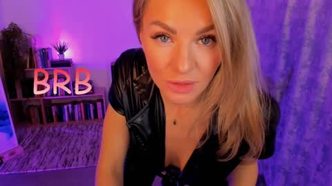 Snapshot of oliva_candy chatting on January 11, 11:12 am oliva_candy online show from January 11, 11:12 am