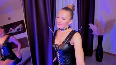 Snapshot of oliva_candy chatting on January 21, 8:32 pm oliva_candy online show from January 21, 8:32 pm