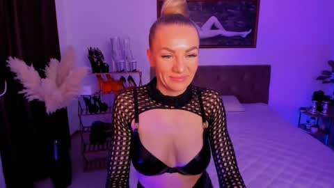 Snapshot of oliva_candy chatting on March 2, 3:27 pm oliva_candy online show from March 2, 3:27 pm