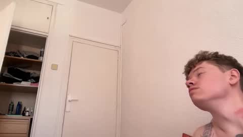 Snapshot of oliver_and_thomas chatting on September 15, 11:32 am Oliver and Thomas online show from September 15, 11:32 am