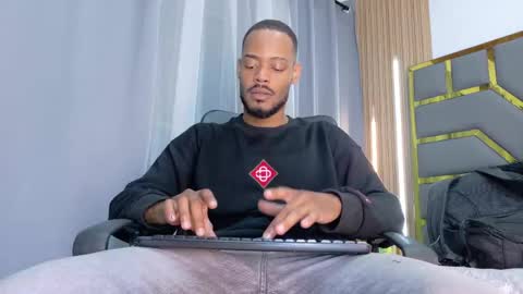 Snapshot of oliver_bigblack_cock chatting on June 3, 7:08 pm Oliver online show from June 3, 7:08 pm