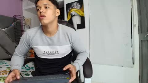 Snapshot of oliver_evans_19 chatting on April 16, 1:50 am O L I V E R online show from April 16, 1:50 am