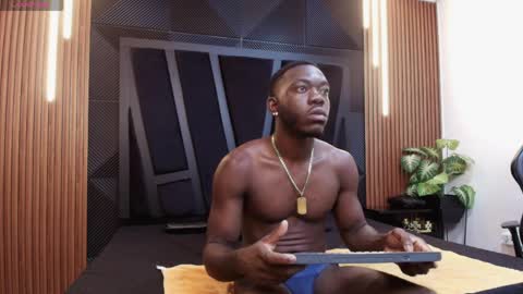 OLIVER LAURENT online show from April 9, 12:10 pm