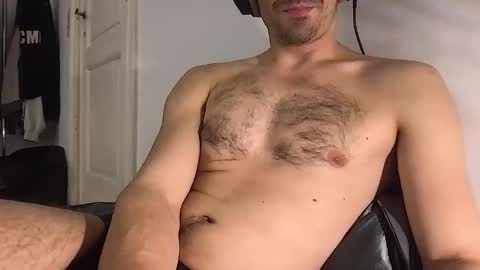 Snapshot of oliverbisbis1 chatting on October 16, 12:00 am oliverbisbis1 online show from October 16, 12:00 am