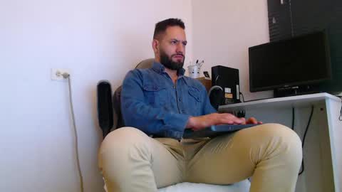 oliver online show from April 14, 2:12 pm