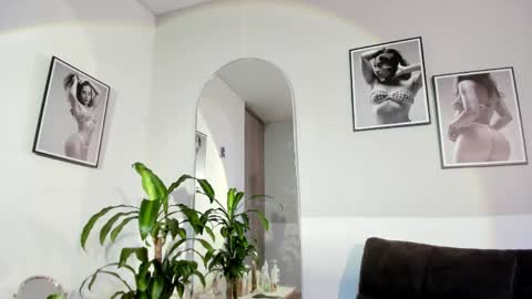 Olivia Collins online show from May 7, 11:04 am
