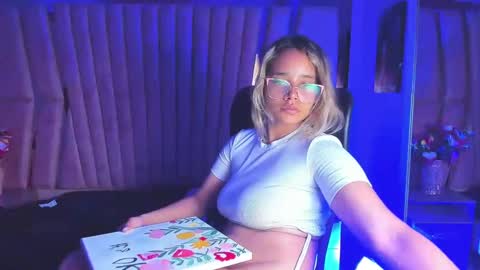 Snapshot of olivia_fox69 chatting on December 30, 10:32 am OLIVIA online show from December 30, 10:32 am