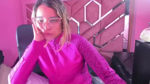Snapshot of olivia_fox69 chatting on February 4, 3:33 am OLIVIA online show from February 4, 3:33 am