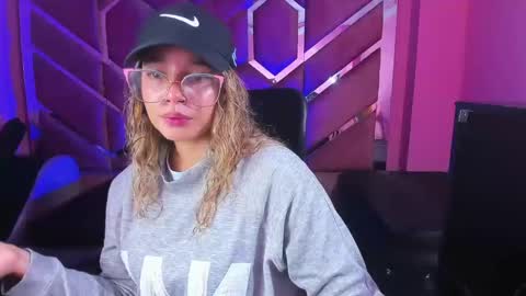 Snapshot of olivia_fox69 chatting on February 18, 2:27 am OLIVIA online show from February 18, 2:27 am