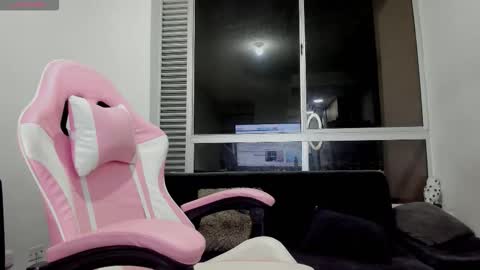 olivia_martine online show from December 16, 4:39 am