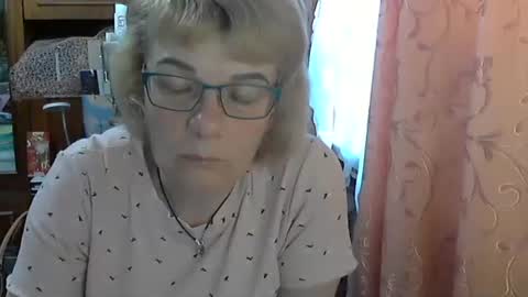 Snapshot of olivia_mia25 chatting on May 6, 7:35 am Olivia Mia online show from May 6, 7:35 am