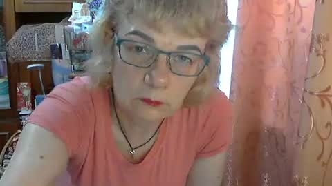 Snapshot of olivia_mia25 chatting on May 7, 8:20 am Olivia Mia online show from May 7, 8:20 am
