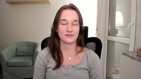 Snapshot of oliviaaa2003 chatting on December 1, 9:48 pm Oliwiaa2004 online show from December 1, 9:48 pm