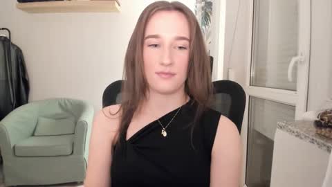 Snapshot of oliviaaa2003 chatting on November 15, 4:25 pm Oliwiaa2004 online show from November 15, 4:25 pm