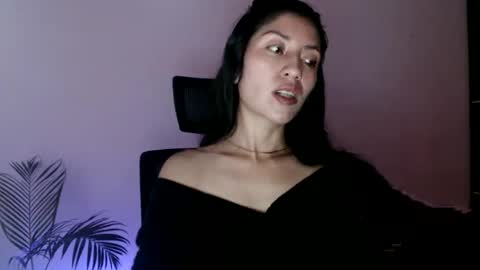 oliviaaa__ online show from April 10, 4:33 pm