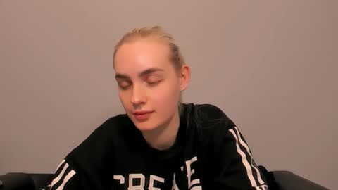 oliviaBeauty online show from February 25, 7:01 pm