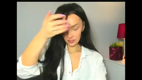 OliviaWomen online show from February 3, 10:31 am