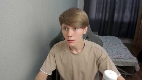 Snapshot of olvr_zoolander chatting on March 6, 1:18 pm Oliver and Mira online show from March 6, 1:18 pm