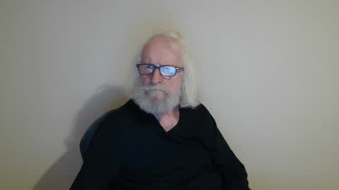 Snapshot of onanister chatting on January 1, 8:58 pm Somewhere over the rainbow online show from January 1, 8:58 pm