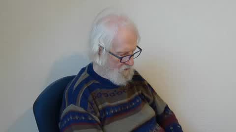 Snapshot of onanister chatting on January 11, 7:39 am Somewhere over the rainbow online show from January 11, 7:39 am