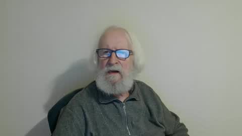 Snapshot of onanister chatting on February 5, 8:35 pm Somewhere over the rainbow online show from February 5, 8:35 pm