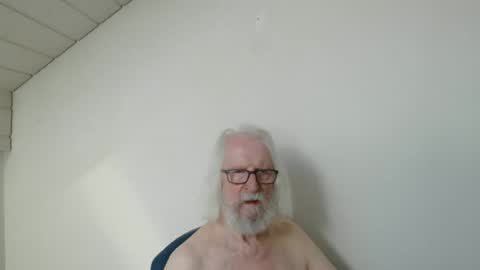 Snapshot of onanister chatting on June 23, 6:44 am Somewhere over the rainbow online show from June 23, 6:44 am