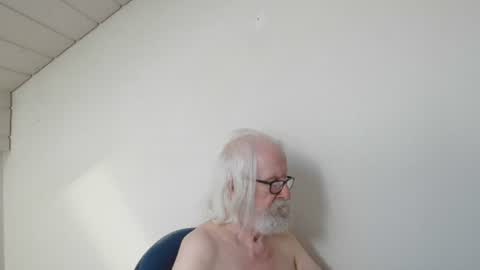 Snapshot of onanister chatting on June 25, 6:51 am Somewhere over the rainbow online show from June 25, 6:51 am