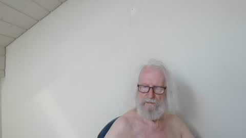 Snapshot of onanister chatting on July 8, 6:51 am Somewhere over the rainbow online show from July 8, 6:51 am