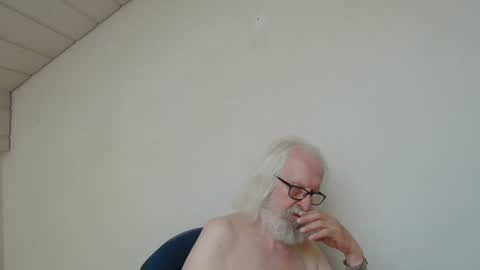 Snapshot of onanister chatting on July 15, 7:02 am Somewhere over the rainbow online show from July 15, 7:02 am