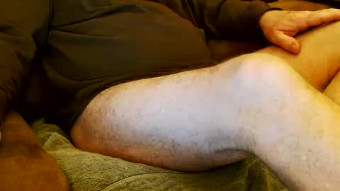 Snapshot of onehanglow chatting on December 19, 2:40 am Butch online show from December 19, 2:40 am