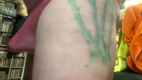 onesmallweenie online show from April 8, 4:45 am