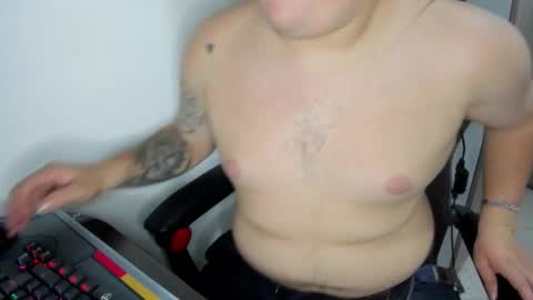 Snapshot of onewhiteboichub chatting on February 7, 7:01 am Andres INDEPENDENT MODEL online show from February 7, 7:01 am